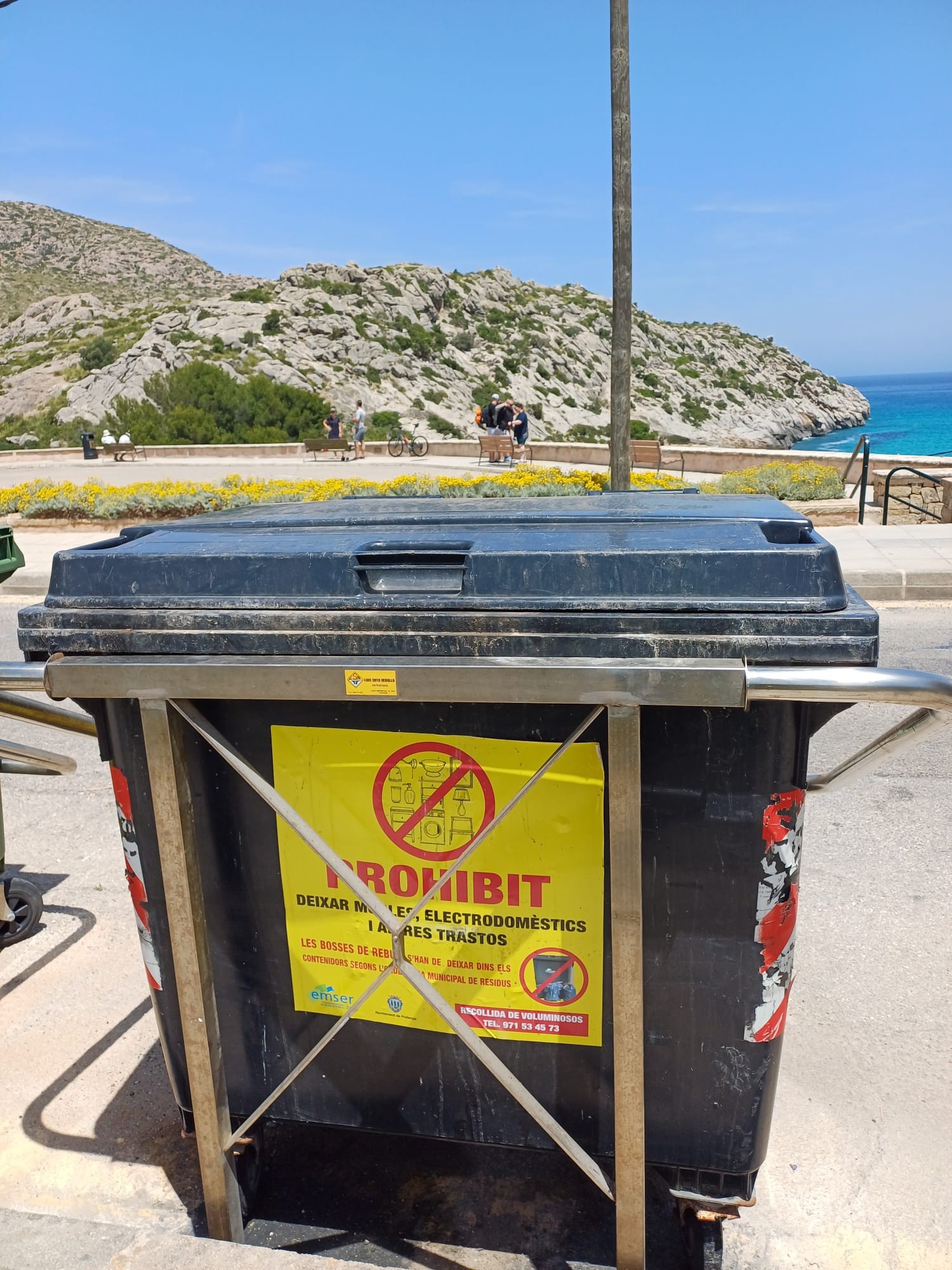 Subjecció de contenidors a la Cala de Sant Vicenç